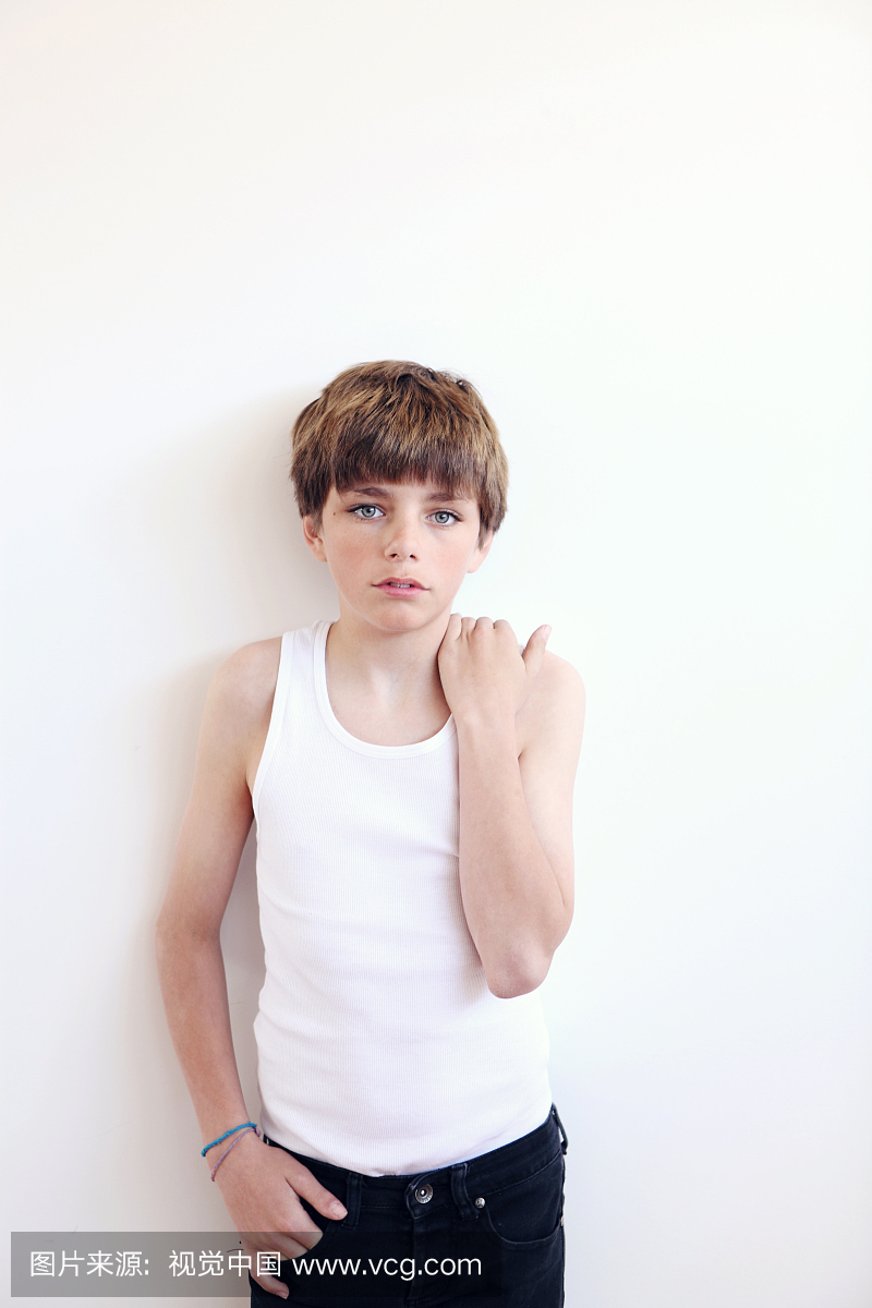 男孩在自然光对墙壁