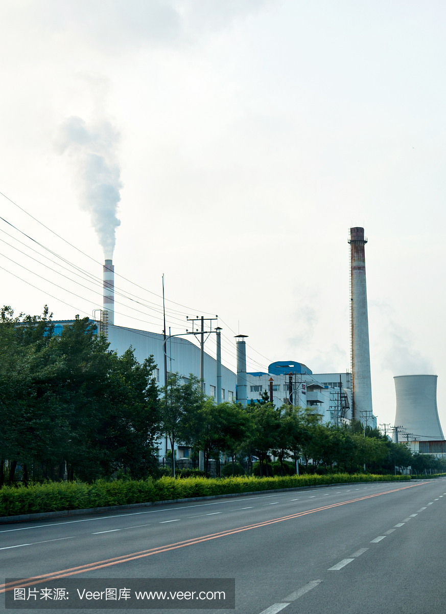 工厂烟囱冒出白烟