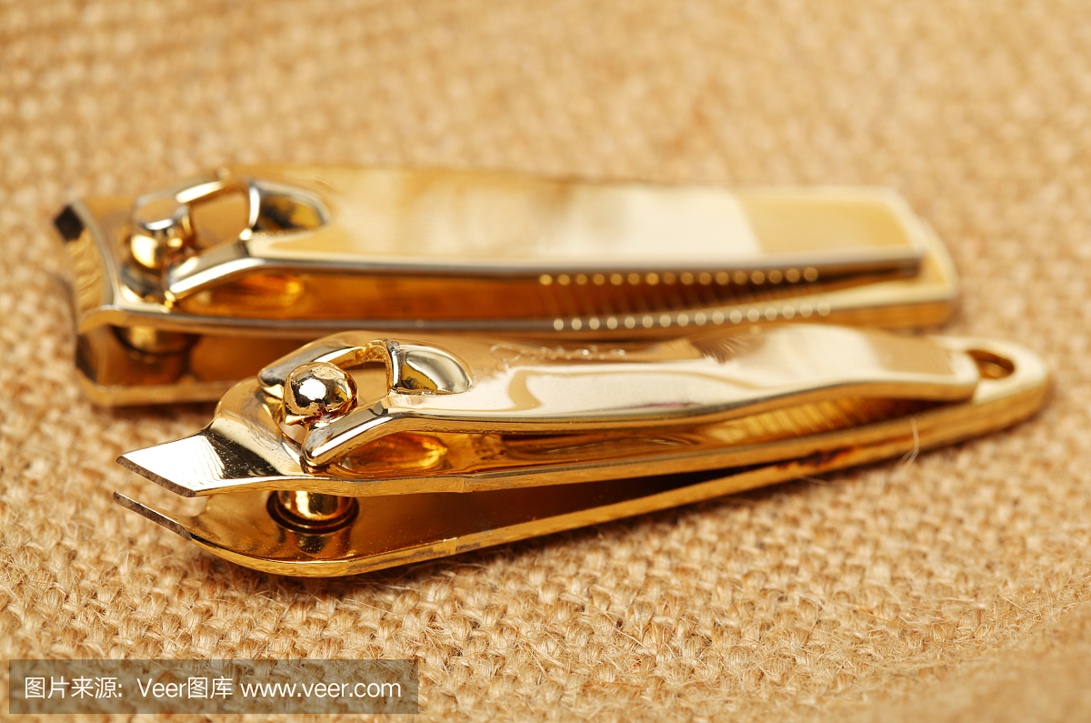 在亚麻背景上的脚趾剪刀