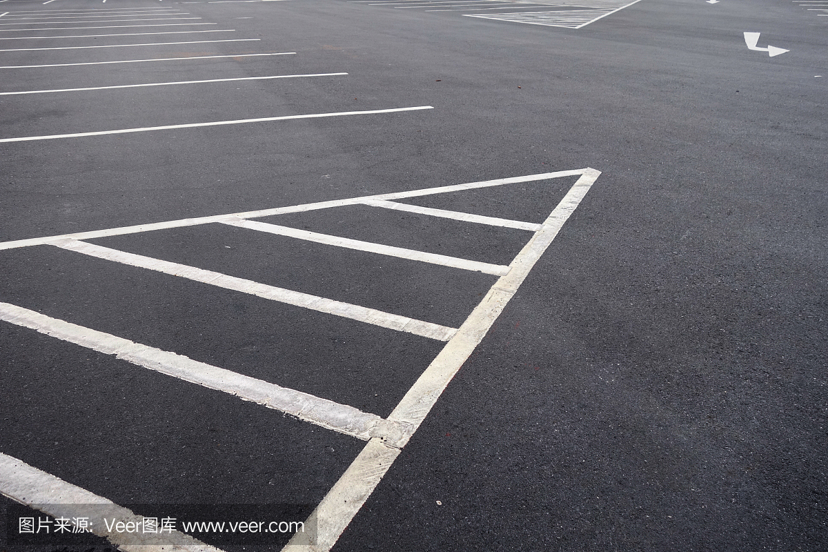 白线在空的停车场。