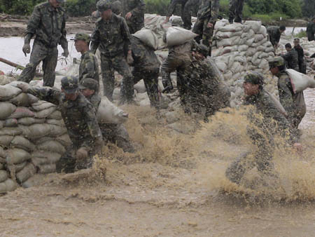 军人抗洪救灾图片图片