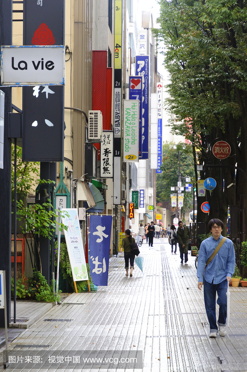 日本金泽街景。许多标志是日本城市常见的视觉
