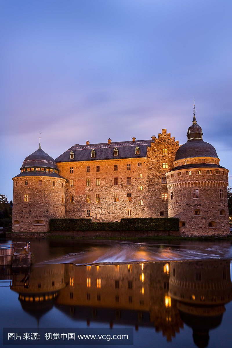rebro castle at night
