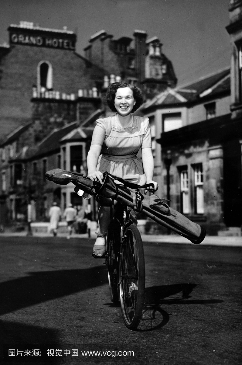 动。高尔夫球。照片1949.一名年轻女子骑着自