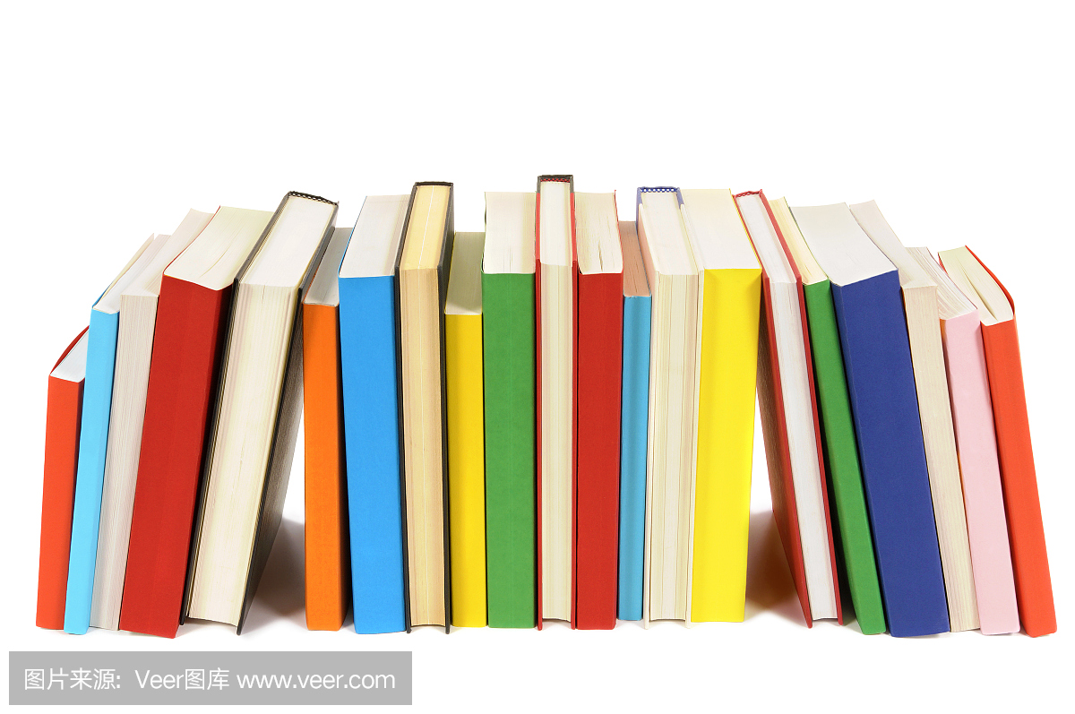 在白色背景上孤立的彩色图书馆书籍的长排