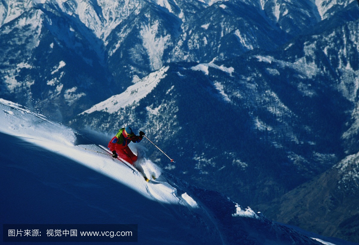 直升机滑雪者在雪峰,阴影在前景
