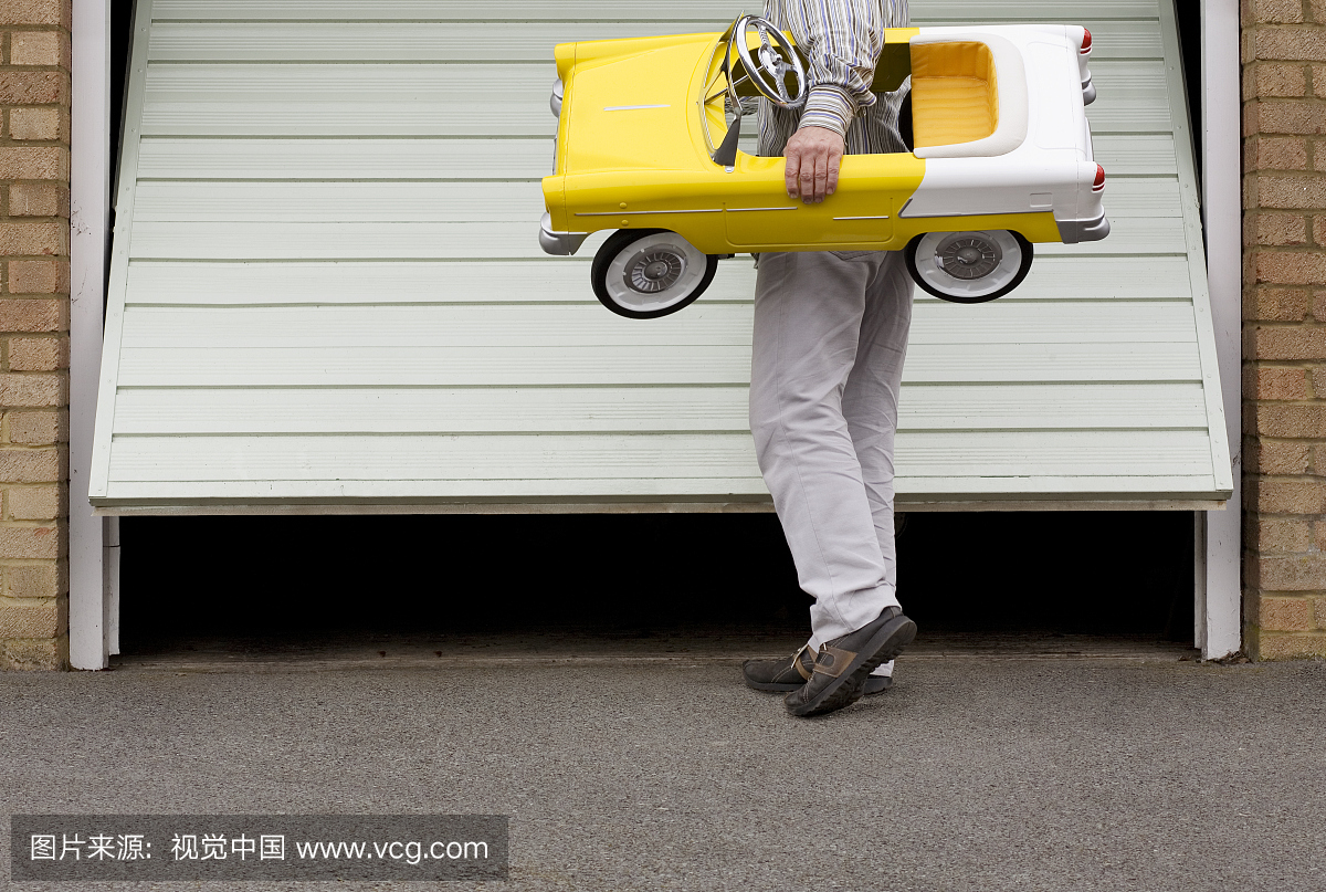 男子开车库门时携带儿童玩具车,低段