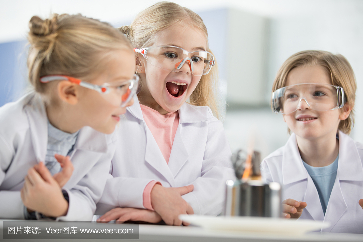 三个孩子在科学实验室里戴防护眼镜