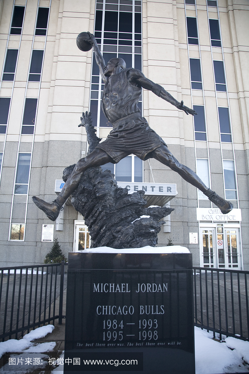 迈克尔·乔丹雕像外面的入口到联合中心,芝加