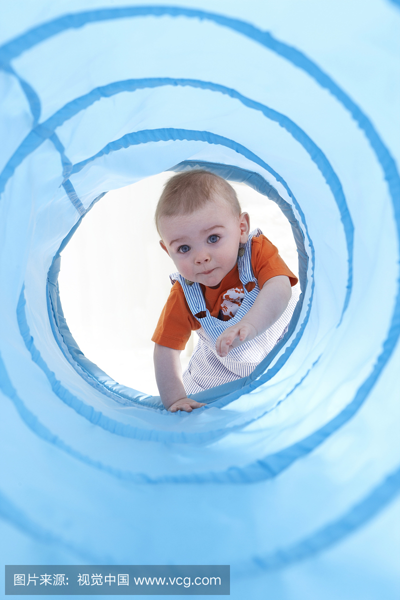 宝宝男孩(11-13个月)爬上蓝色的隧道