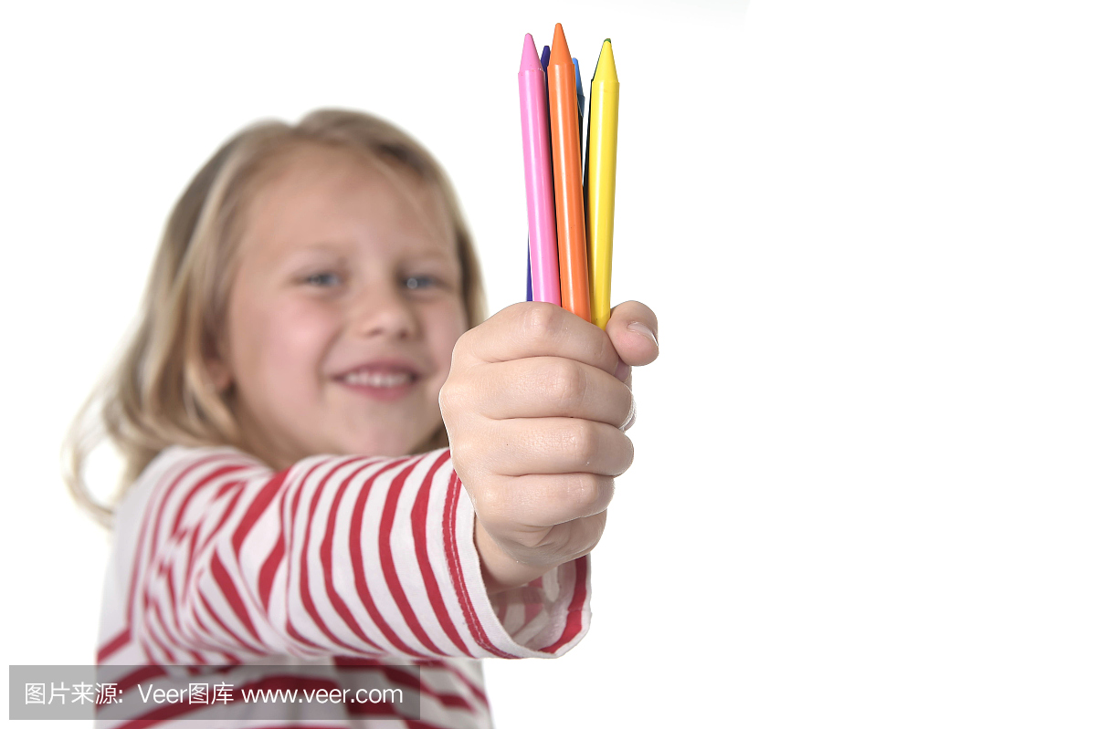 美丽的女孩拿蜡笔设置在艺术学校的教育理念