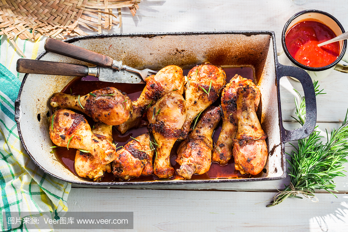 在夏天的厨房烧烤酱的热鸡腿