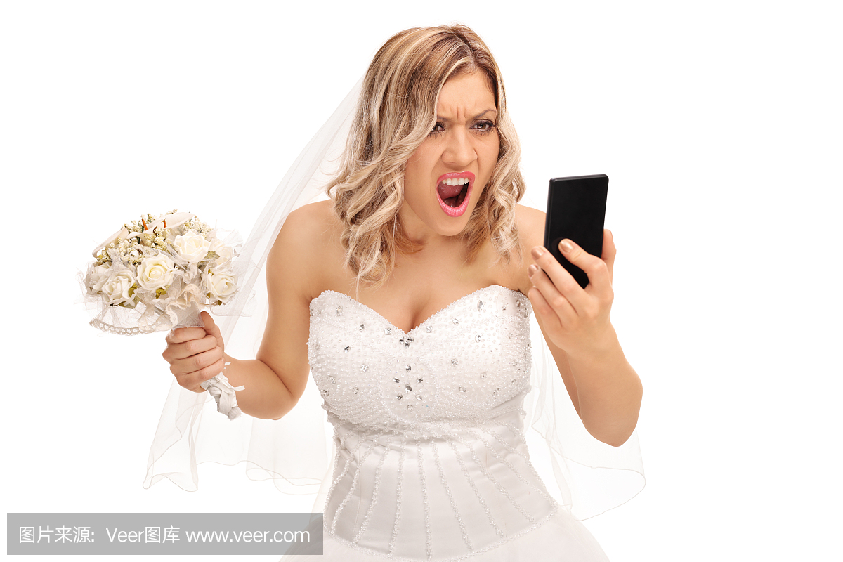 愤怒的新娘看着她的手机