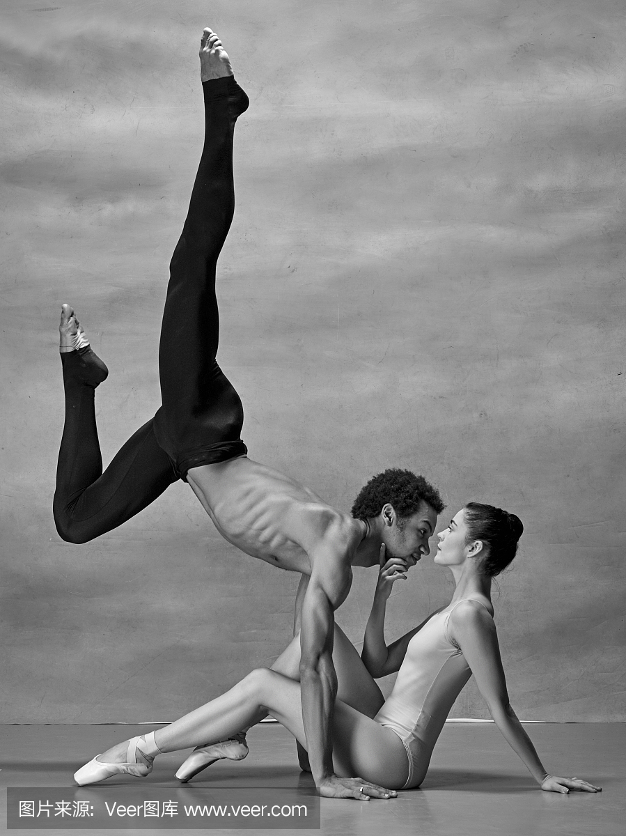 几个芭蕾舞蹈家摆在灰色的背景