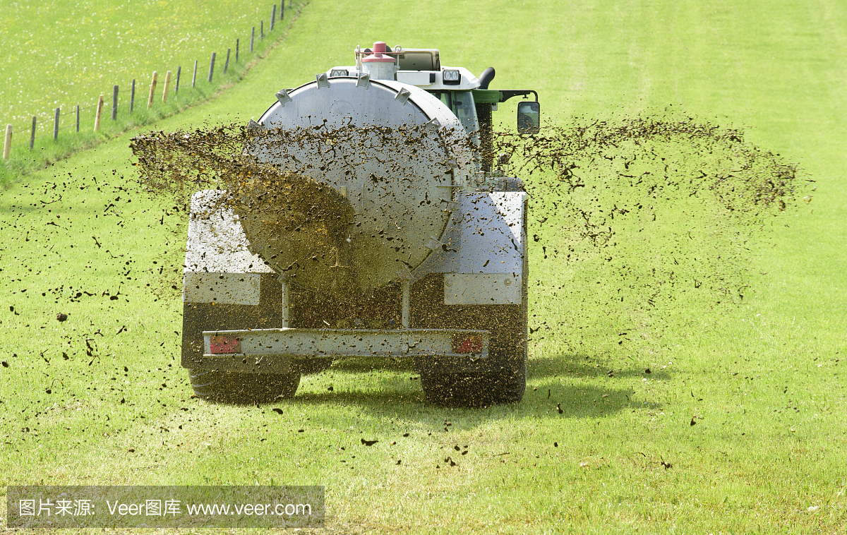 德国巴伐利亚州用拖拉机和液体肥料施肥