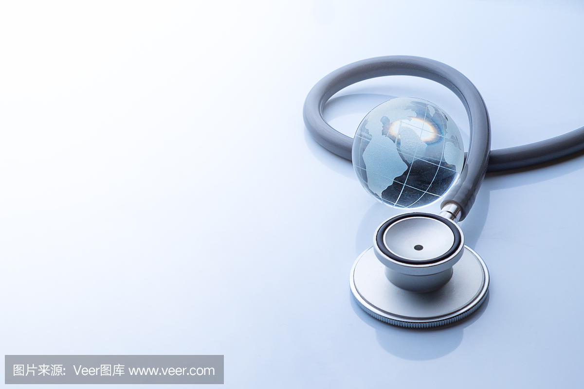 全球医疗保健地球和听诊器蓝色背景上的白色背