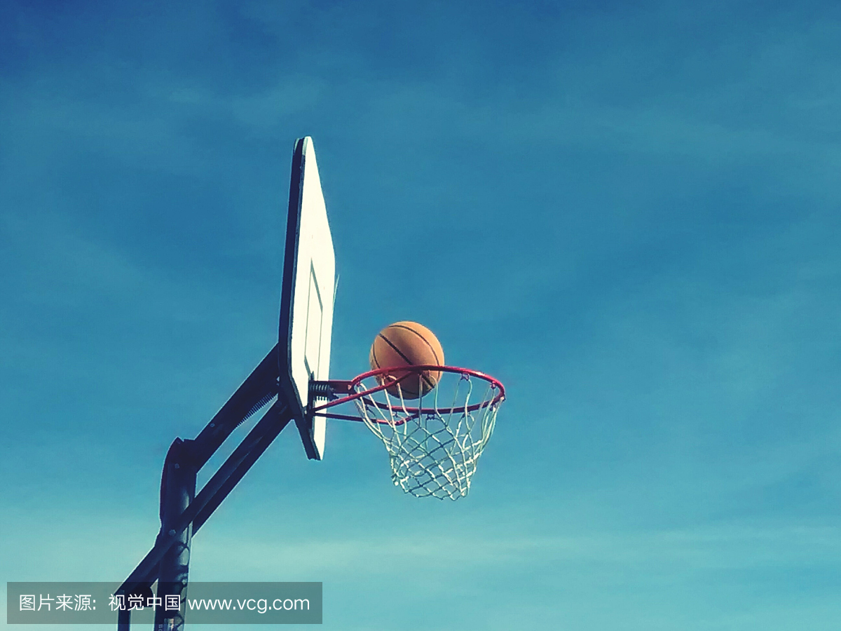 低角度看篮球对天空