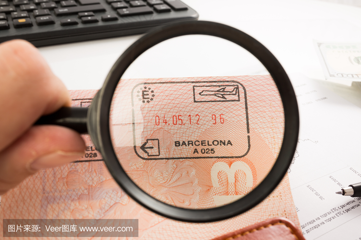 入境券在护照页面。放大镜
