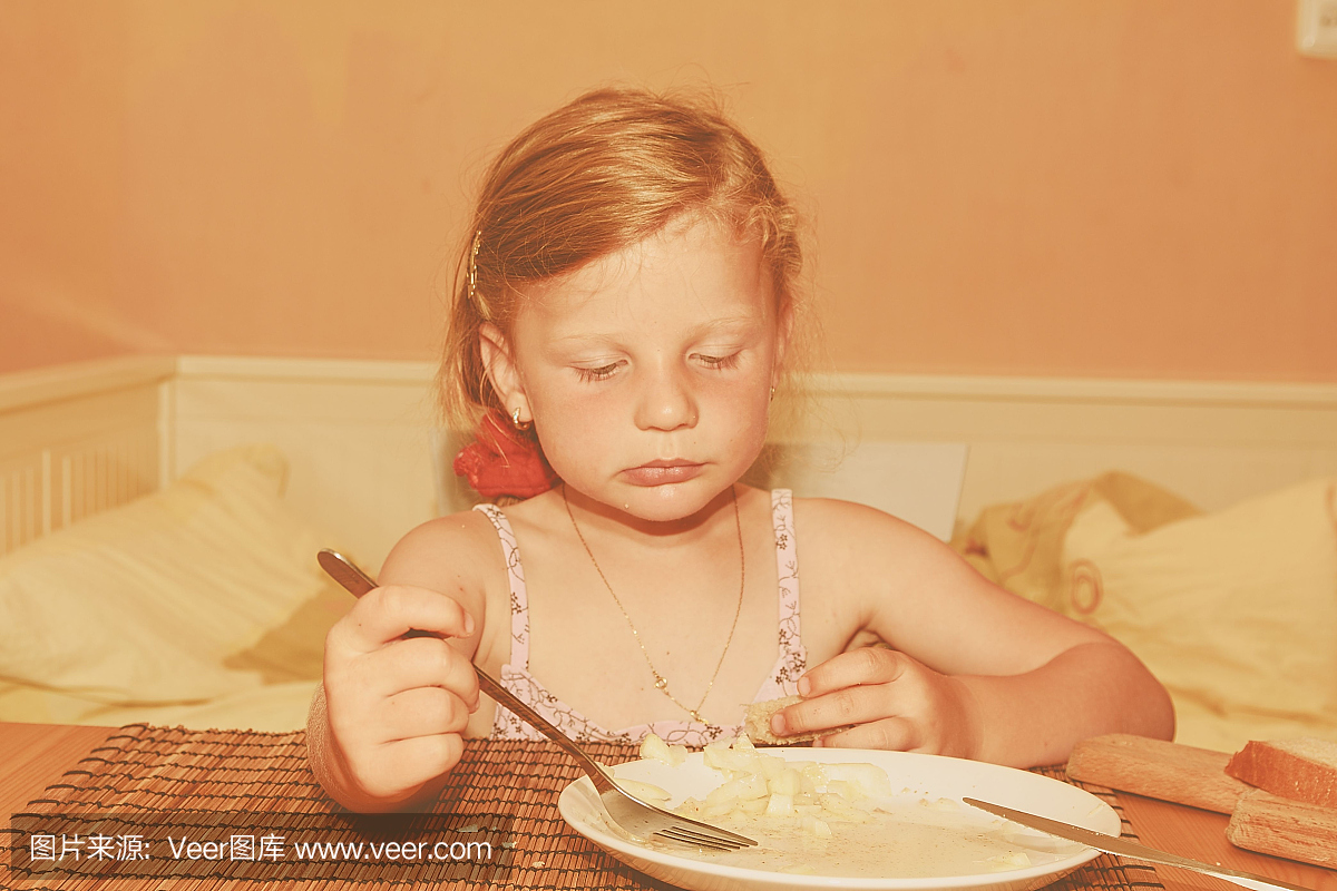 小女孩吃零食。小女孩吃面包与奶酪传播。可爱