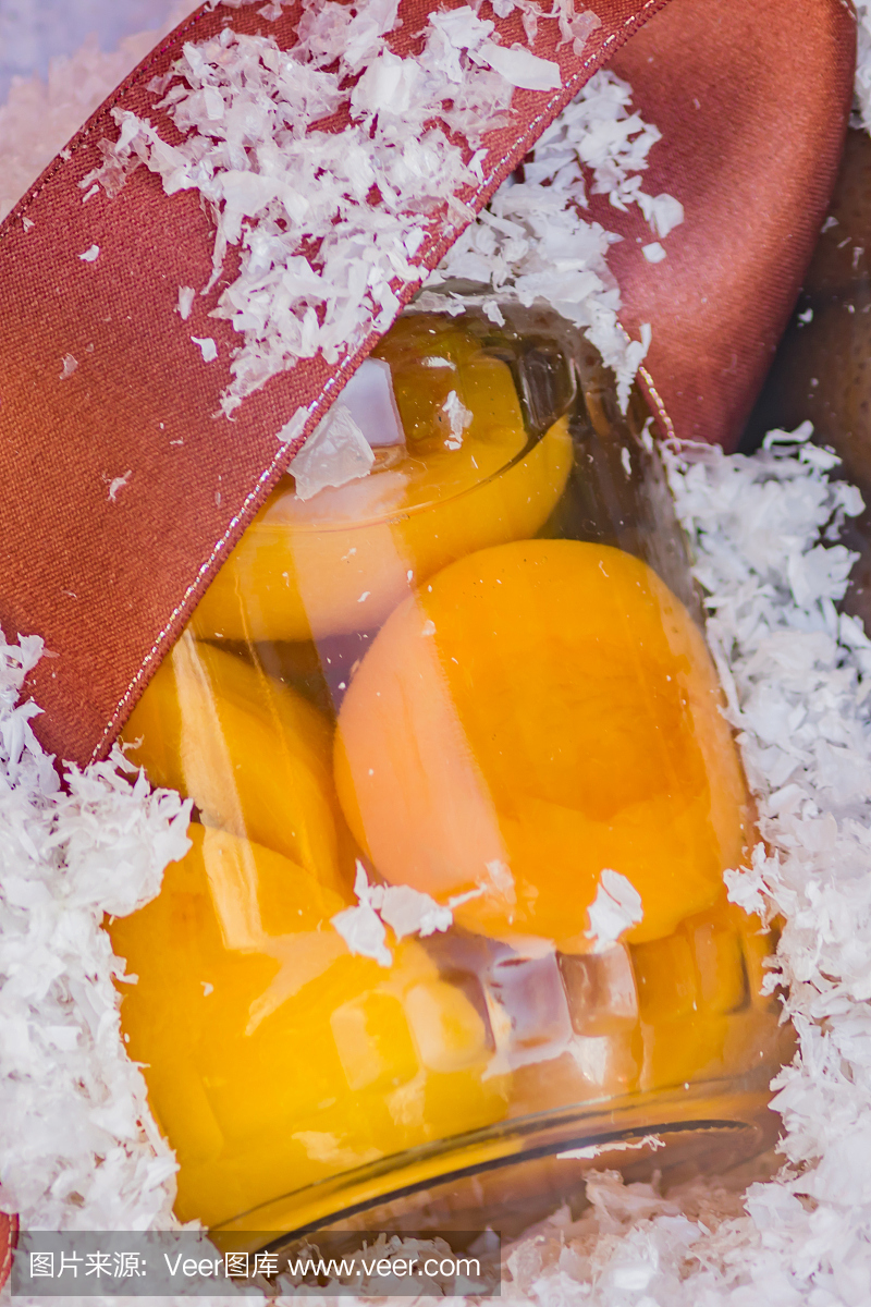 在gass瓶子,特写镜头的被保存的桃子