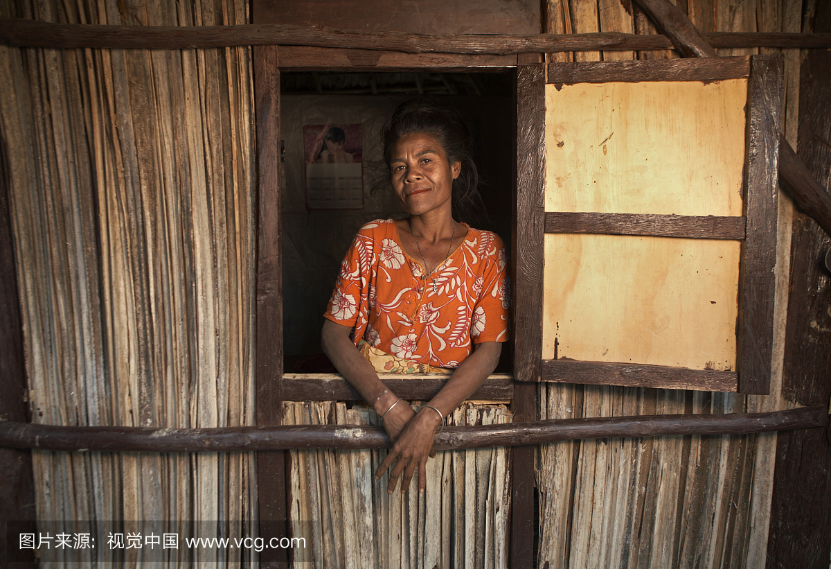 西帝汶妇女在她家的窗户