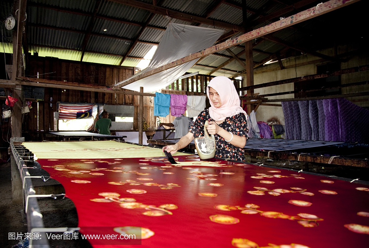 马来西亚,做蜡染,五颜六色的衣服。
