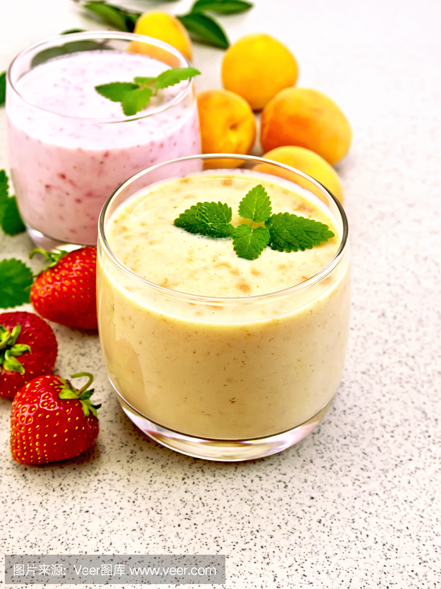 奶昔杏和石桌上的草莓