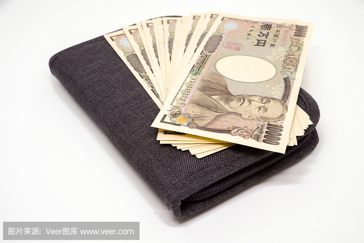 在护照持有人顶部的日本人10,000日元钞票在