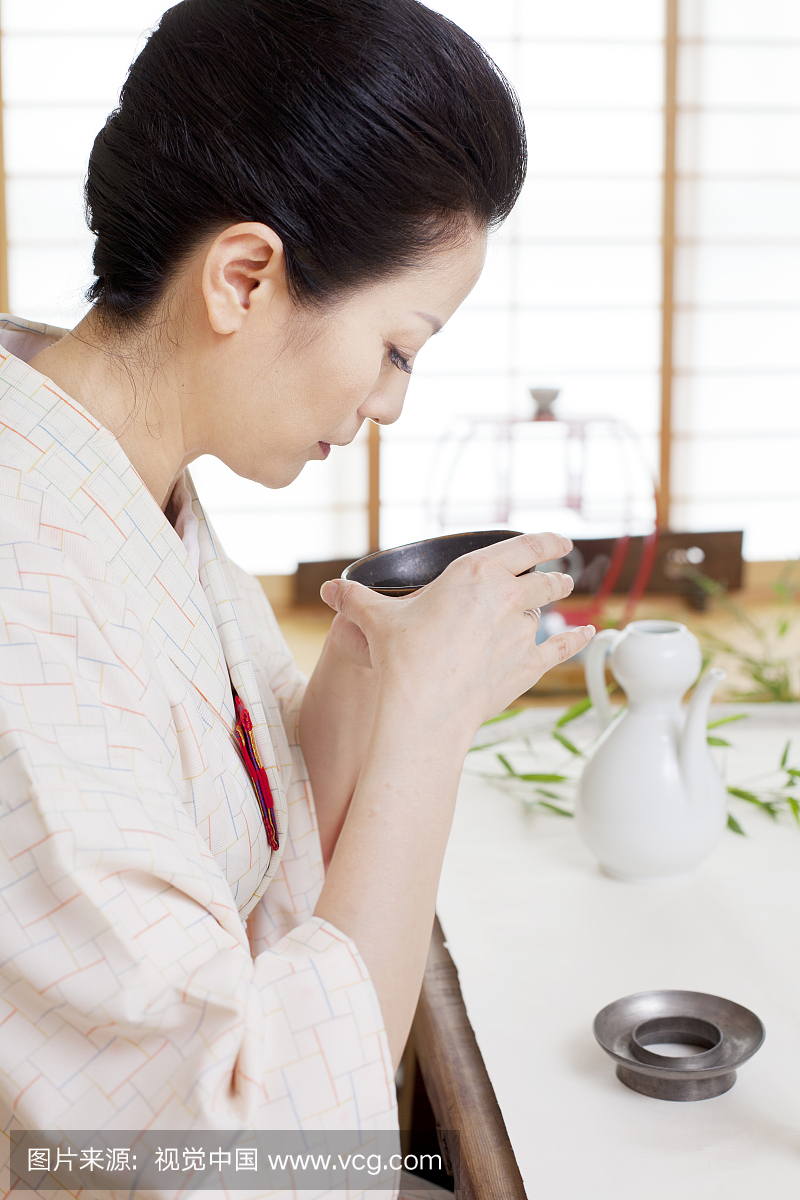 穿和服的女人品茶