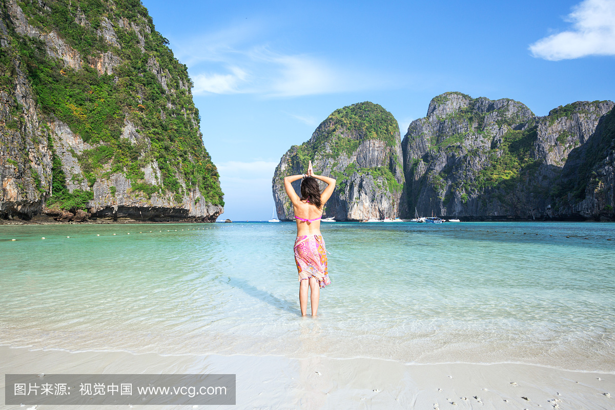 在比基尼在泰国热带海滩的成年女性