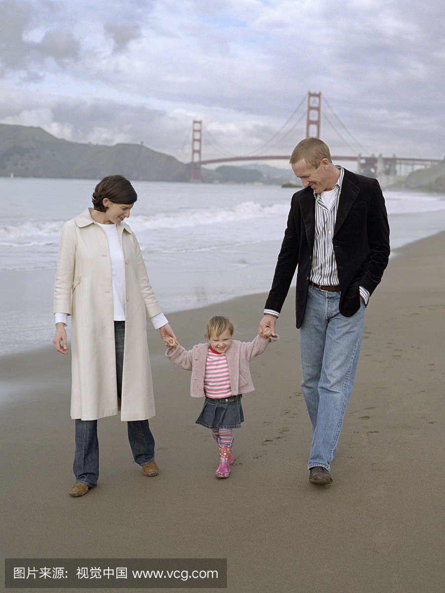 美国,加州,旧金山,父母和女孩2-4)在海滩上散步