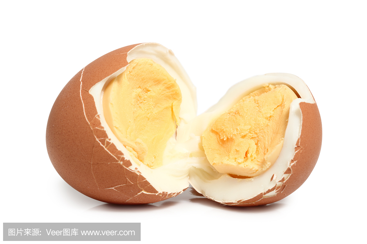 破碎的棕色煮熟的鸡蛋与壳