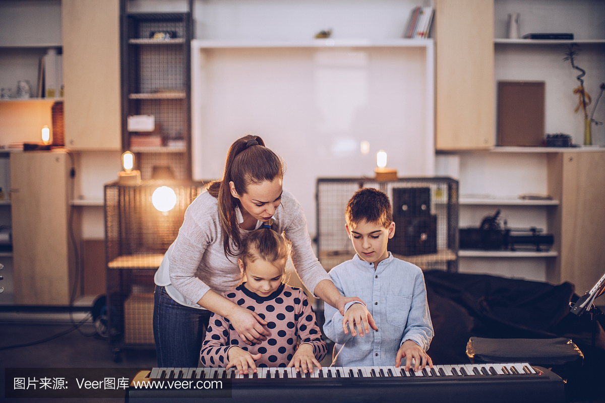 小男孩和女孩教弹钢琴