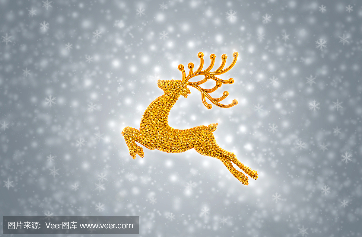 金色驯鹿驼鹿在雪地背景上跳跃
