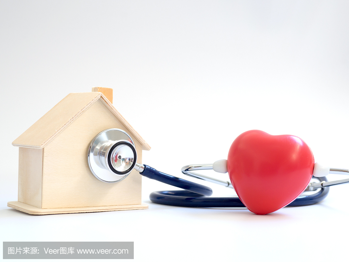 使用听诊器的红色心脏在蓝色背景为房子健康检