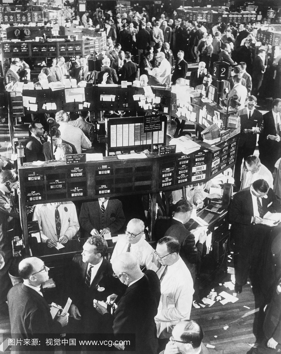 股市中的一群人的高角度观点,纽约证券交易所