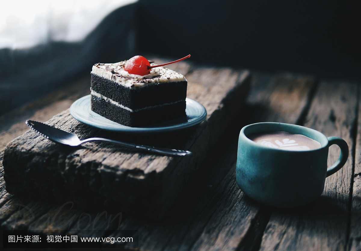 蛋糕和咖啡特写镜头在木表上供食
