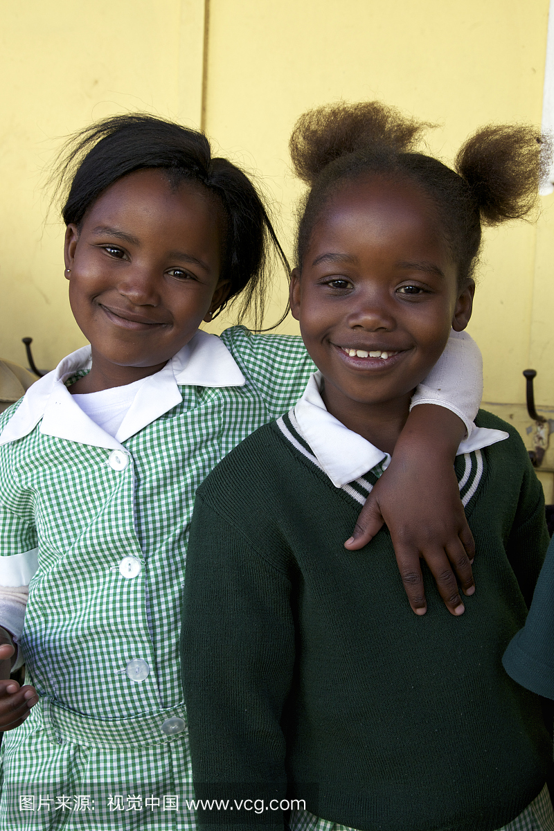 微笑的两个女学生肖像,夸祖鲁纳塔尔省,南非