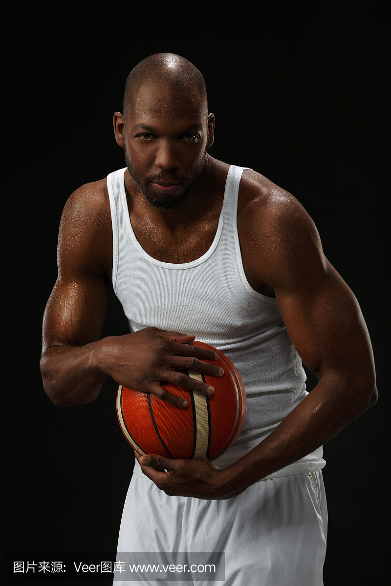 非洲男子篮球运动员抱着球的肖像