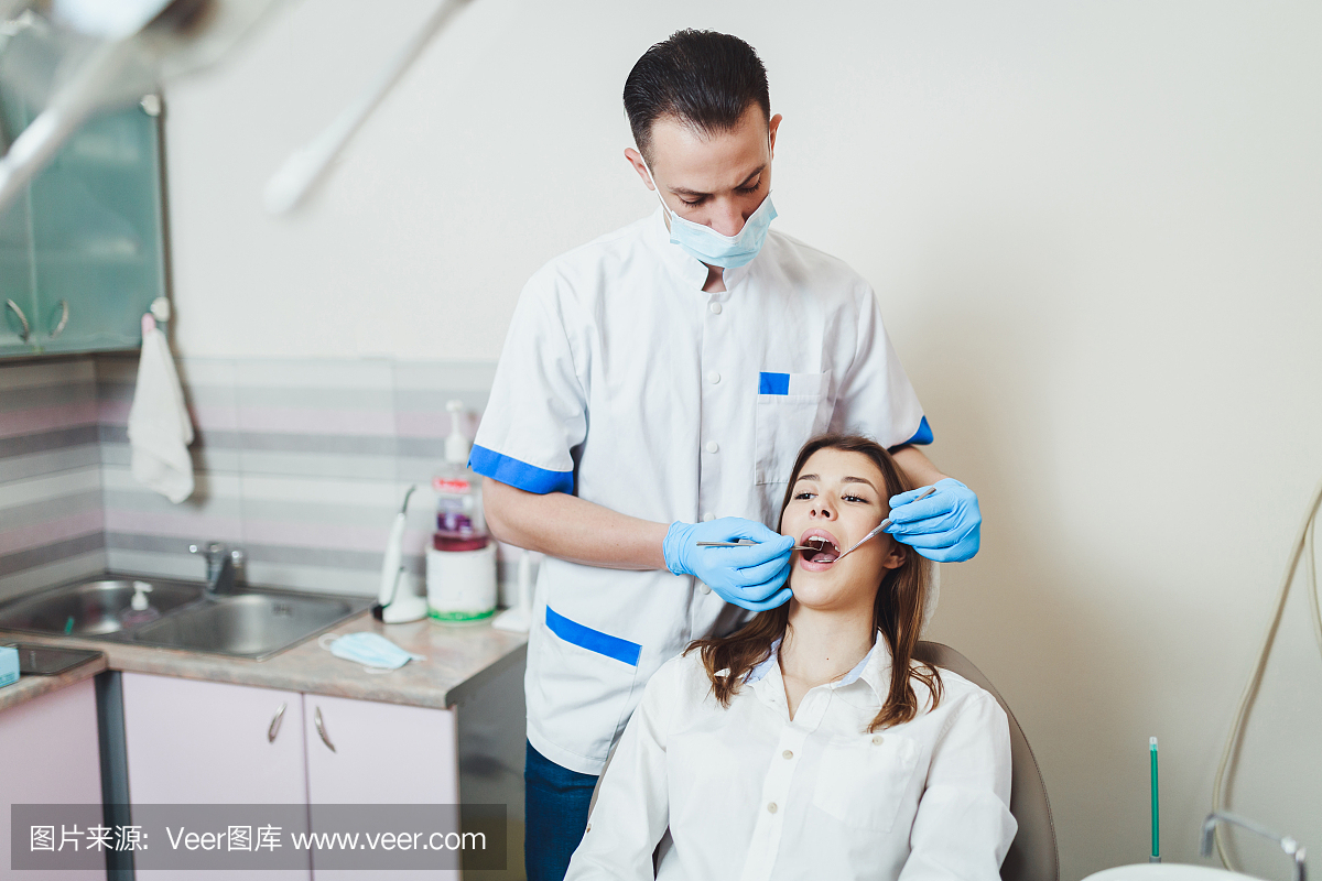 年轻女子在牙科诊所进行牙科检查
