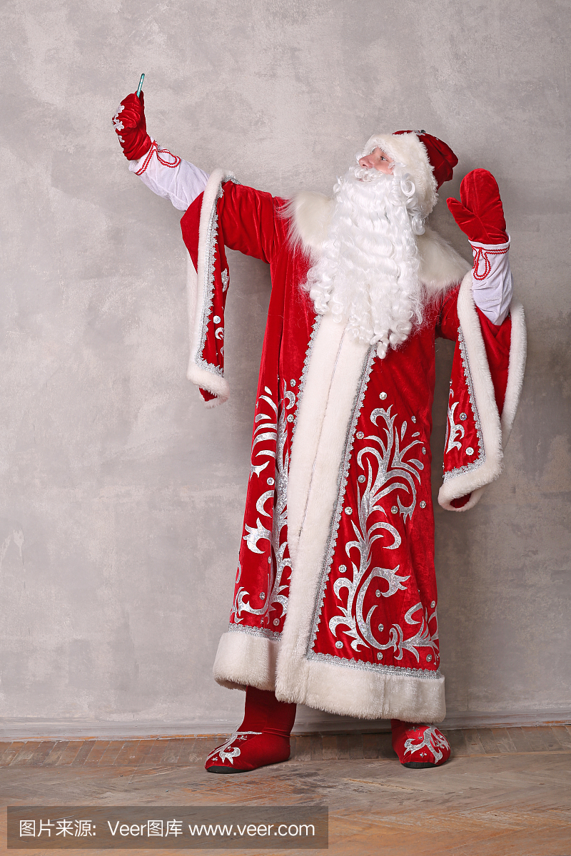 父亲弗罗斯特(圣诞老人)拿着一部手机,做了Se