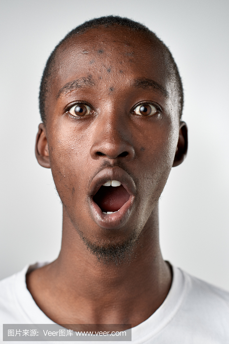 工作室的肖像制作一个愚蠢的表情的非洲人