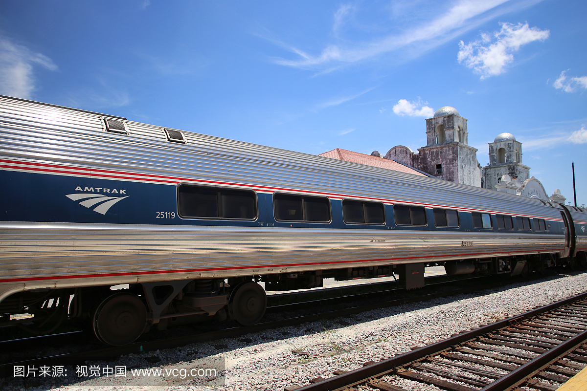 Amtrak银色流星火车离开奥兰多站到美国佛罗