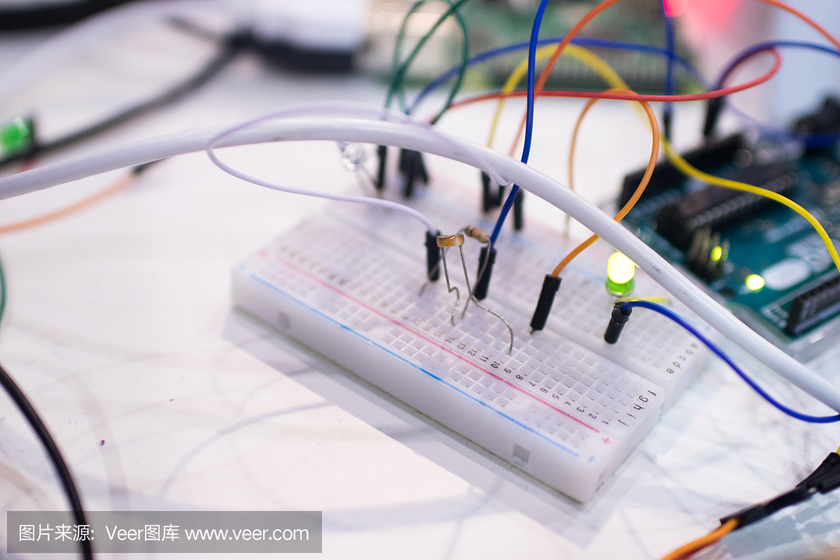 蒸汽和编码活动旨在根据光敏电阻控制绿色LE