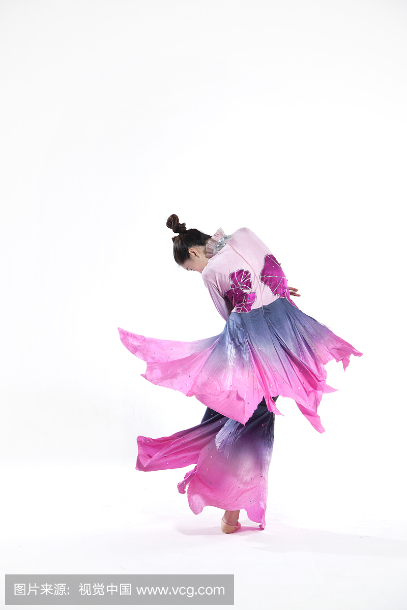 跳中国古典舞的女孩