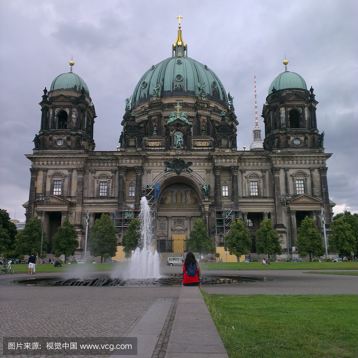 坐在柏林大教堂的女人的后视图