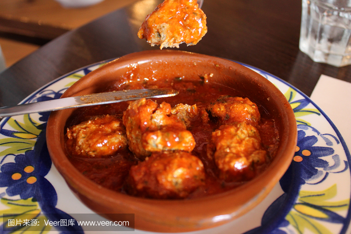 在陶器盘中的肉丸,西班牙餐厅的Tapas餐的一部