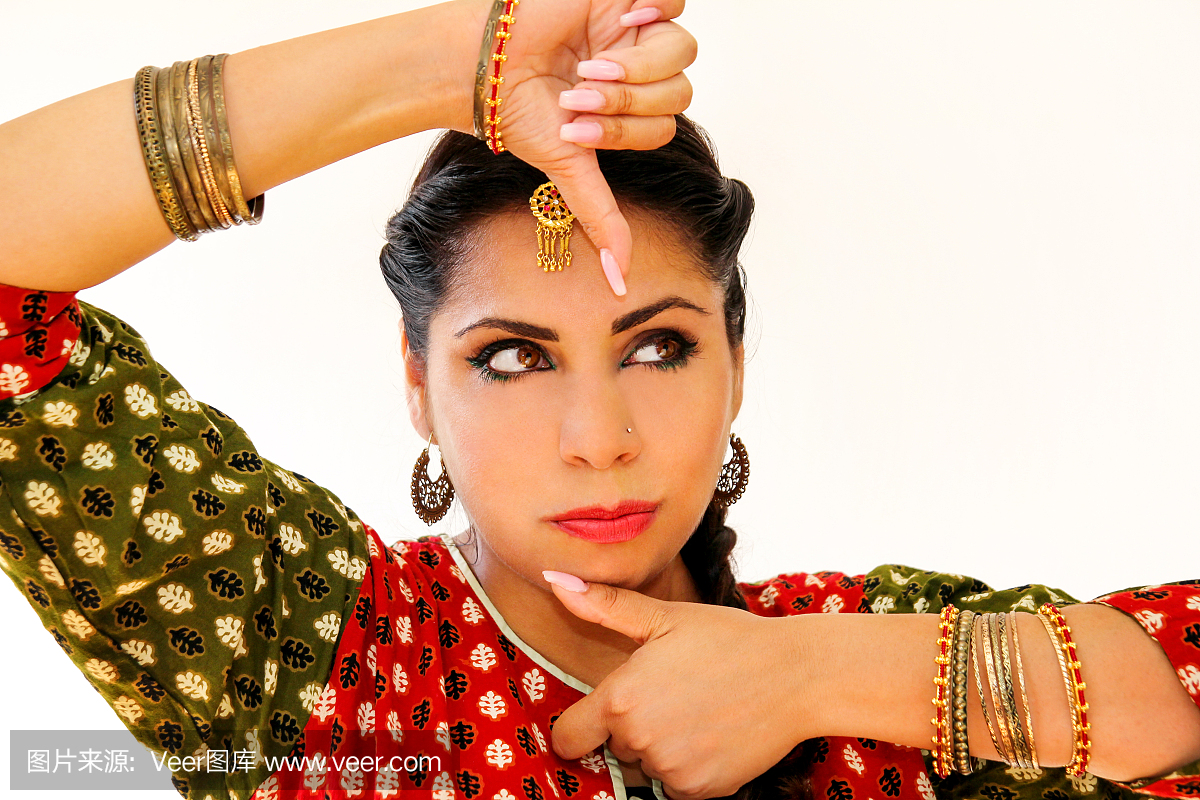 在民族服饰中跳舞印度舞的女人。一个美丽的女
