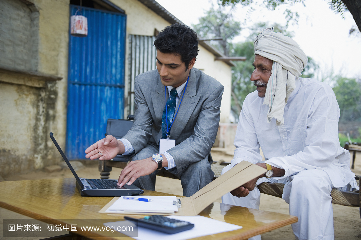财务顾问向农民解释农业贷款,Hasanpur,印度哈