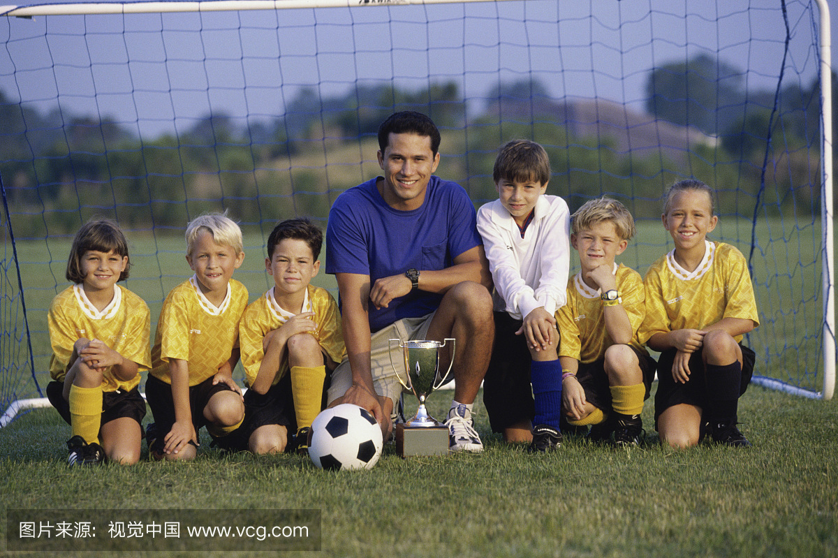 一个足球队和教练的肖像与奖杯